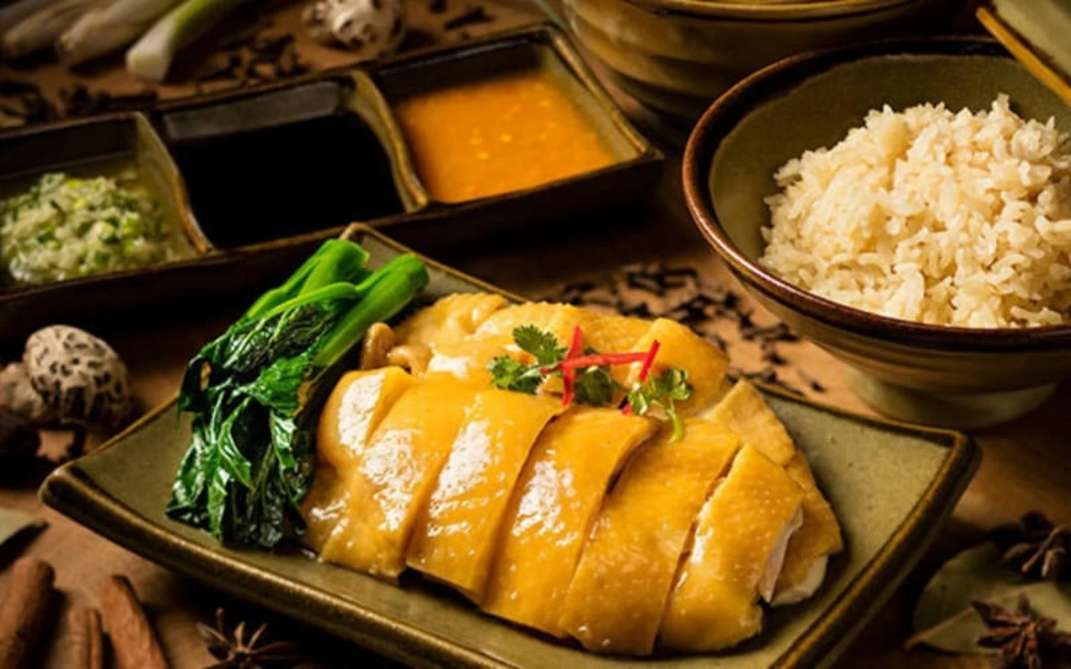 Hainanese Chicken Rice is what to eat in singapore