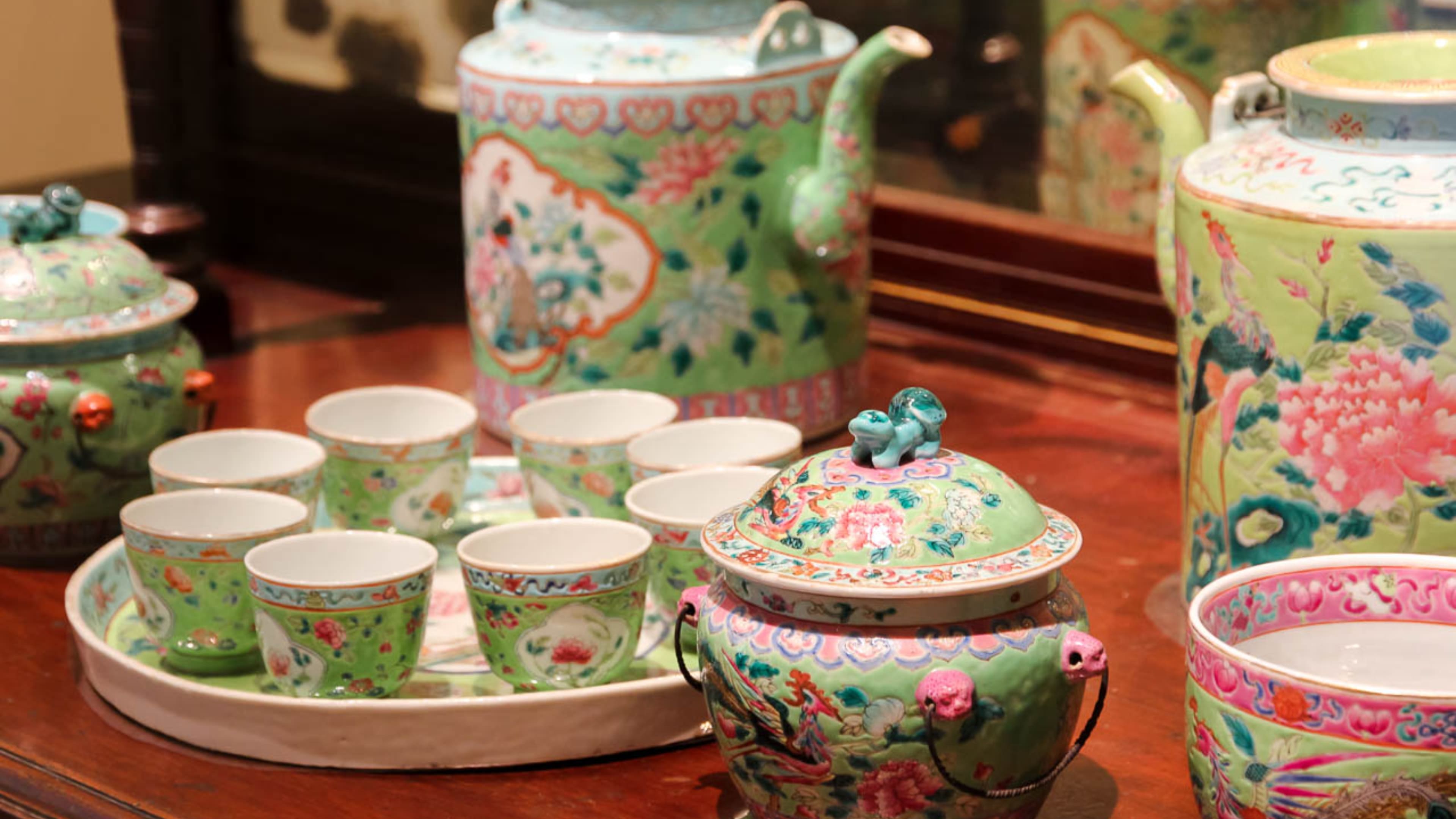 Peranakan Porcelain is what to buy in Singapore