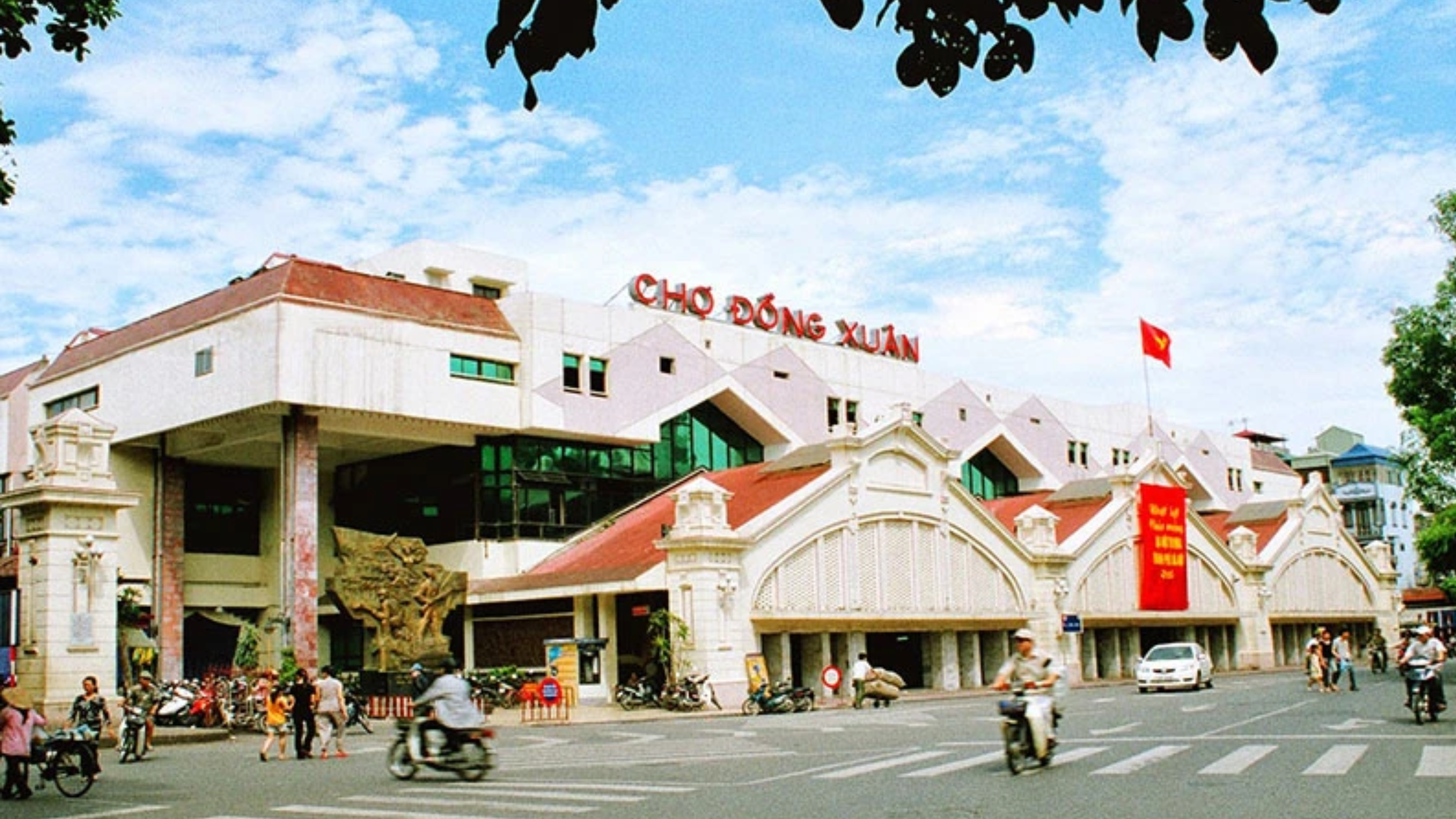 Dong Xuan Market, one of the best things to do in Hanoi, showcasing the city’s lively atmosphere and diverse local goods