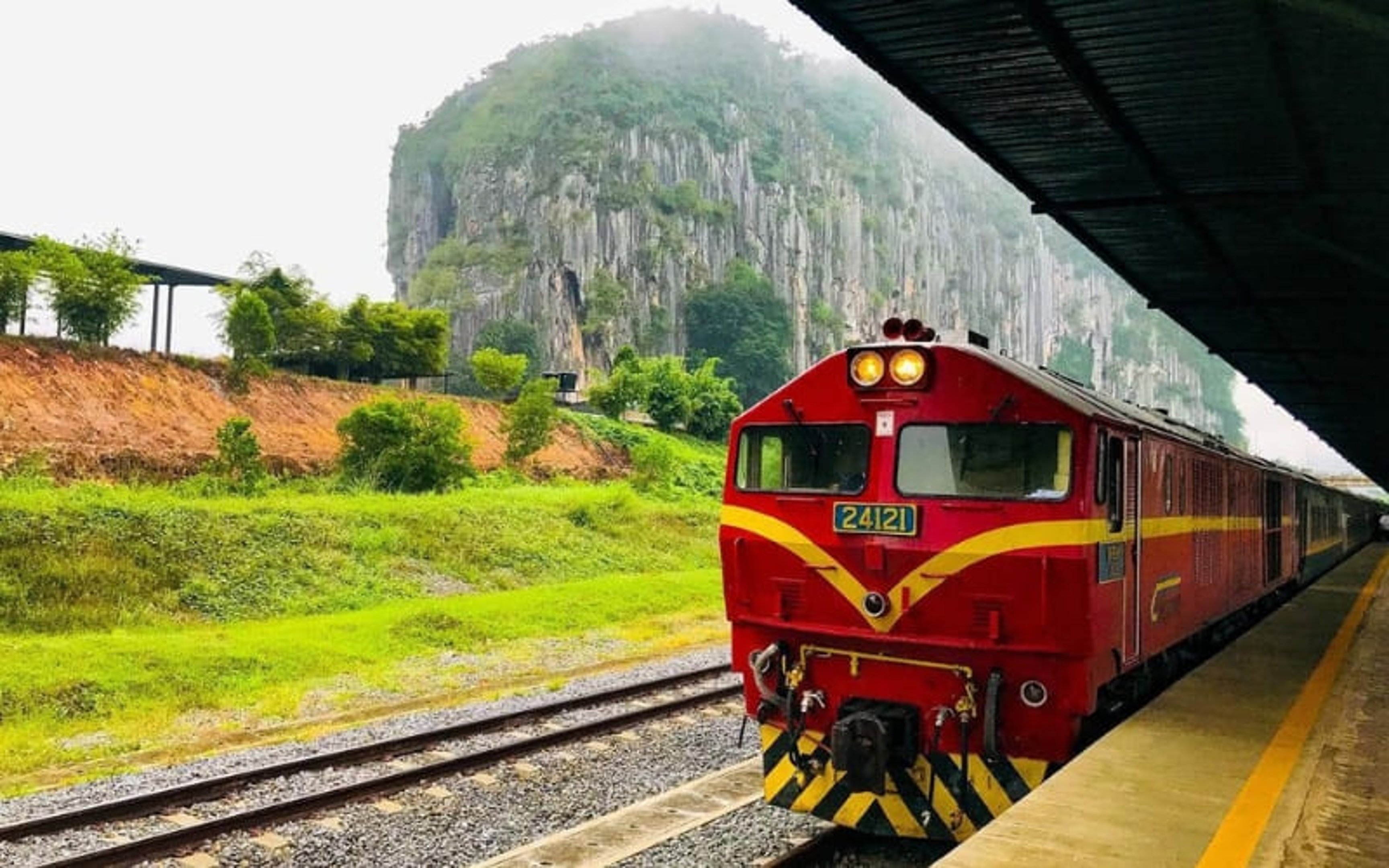 how to get around in malaysia by train