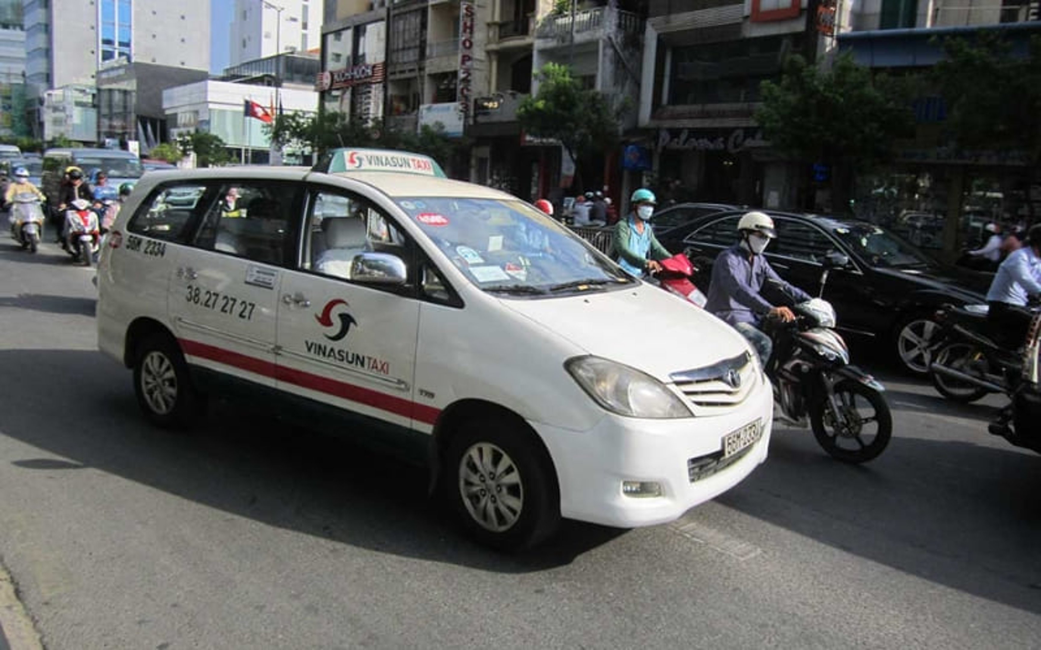 how to get around in vietnam by taxis