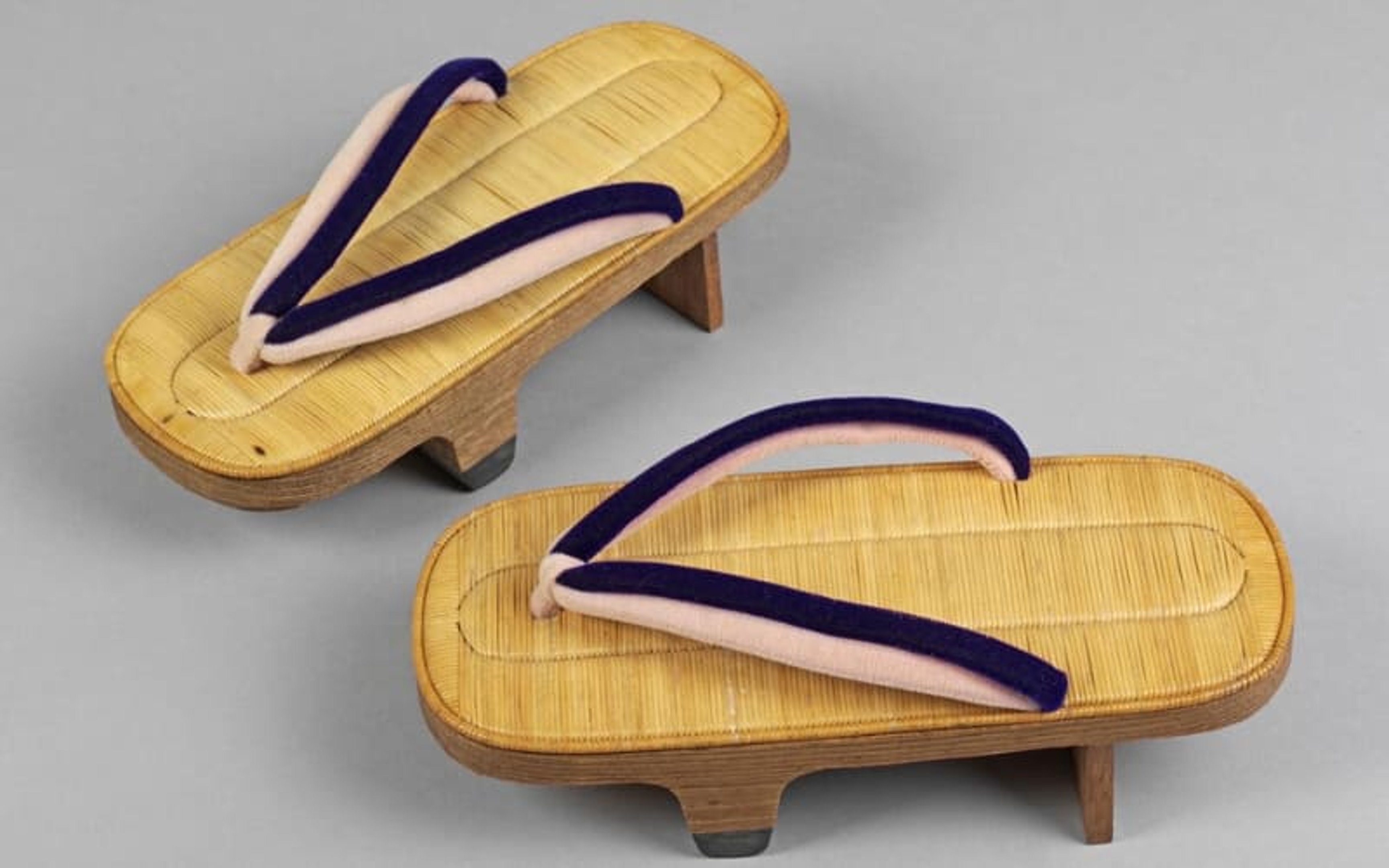 Geta sandals is among the special Japanese souvenirs 