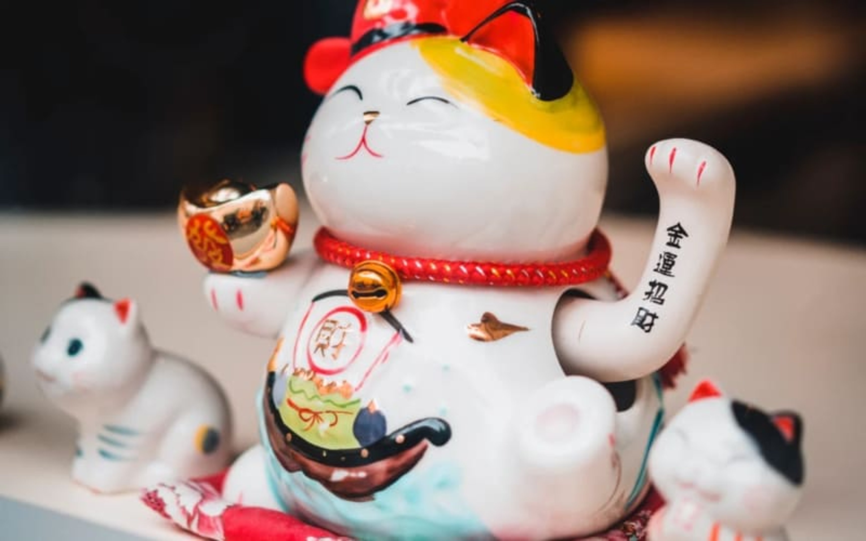 Maneki-Neko is what to buy in Japan