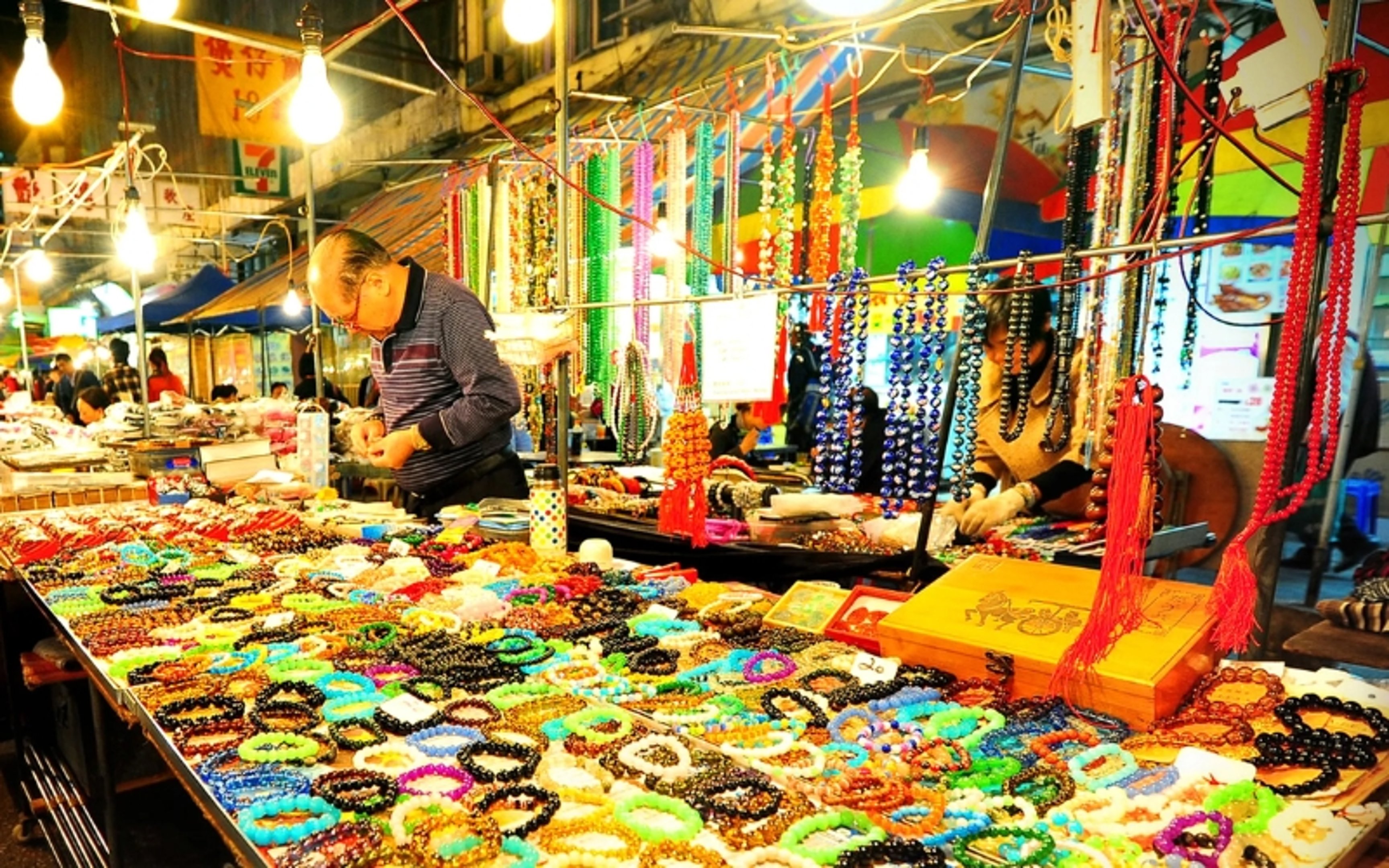 Temple Street Night Market on hong kong travel itinerary